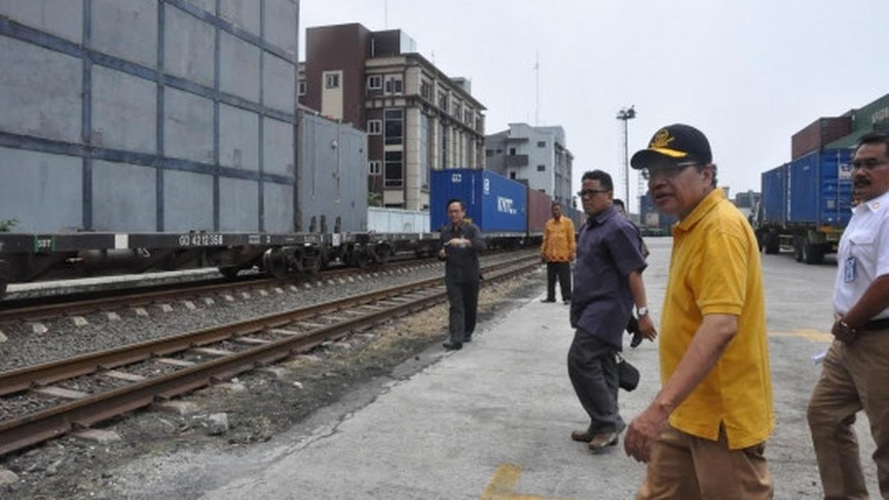 Aksi Menko Rizal Ramli bongkar jalan yang tutupi rel di Priok