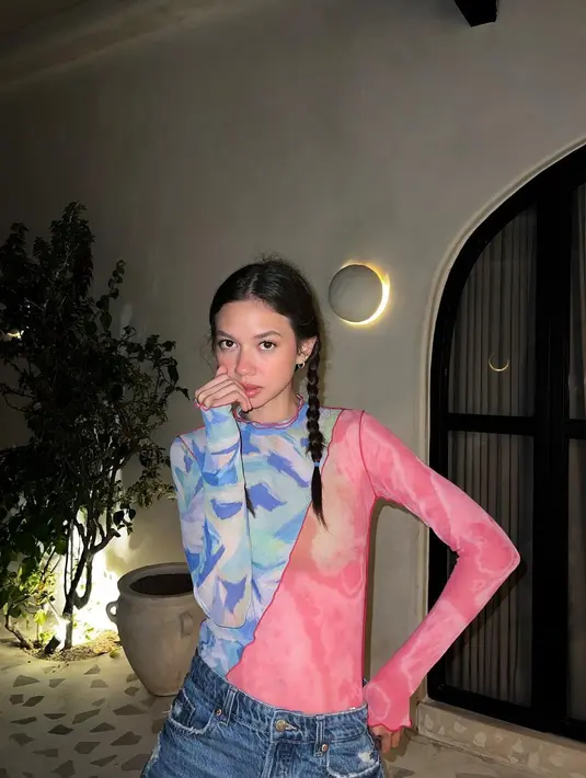 Di potret ini, Yuki Kato mengenakan two tone long sleeve dan ripped short jeans. Rambutnya pun dikepang dua yang bikin kesan cute. [@yukikt]