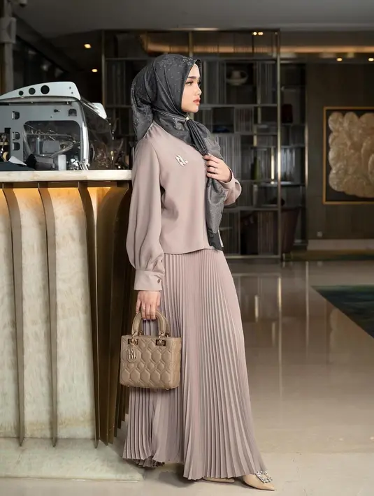 Inspirasi tak kalah menawan datang dari Fuji. Ia tampil dengan atasan blouse cokelat yang serasi dengan pleated skirtnya. Tak tanggung-tanggung, Fuji mengenakan hijab yang serasi. [Foto: Instagram/fuji_an]