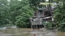 Suasana permukiman di bantaran Kali Ciliwung, Jakarta, Minggu (3/3). Bencana banjir kiriman masih menjadi ancaman warga yang tinggal di bantaran Kali Ciliwung, terlebih saat hujan deras terus mengguyur kawasan hulu di Bogor. (merdeka.com/Iqbal S. Nugroho)