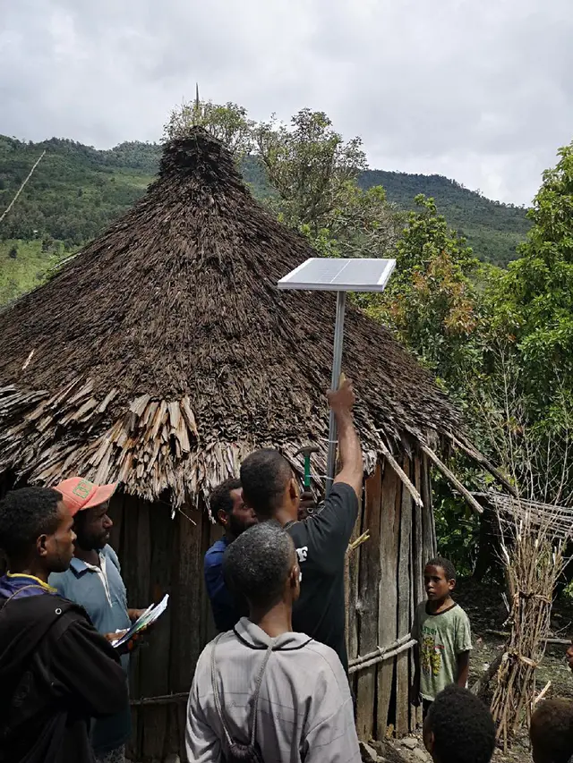 Nyala Lampu Tenaga Surya Hidupkan Asa Anak-Anak Puldama Papua