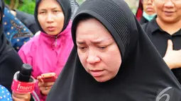 Melly Goeslaw saat menghadiri pemakaman ibunya ditemani saudara dan kerabat, TPU Tanah Kusir, Bintaro, Senin (12/1/2015). (Liputan6.com/Faisal R Syam)