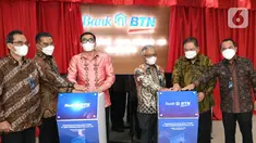 Wakil Komisaris Utama Bank BTN Iqbal Latanro bersama Direktur Distribution and Retail Funding Jasmin, Direktur Compliance and Legal Eko Waluyo, Komisaris Eko D Heri Purwanto dan Andin Hadiyanto, Kabiro Perekonomian Sumatera Utara Naslindo Sirait menekan tombol, di Medan (23/12/2021). (Liputan6.com)