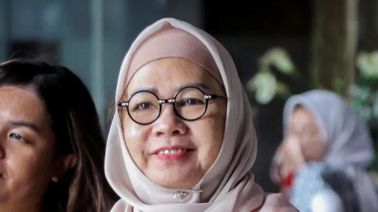 FOTO: Wajah Senyum Mantan Dirut Pertamina Karen Agustiawan saat Memperpanjang Masa Penahanan di KPK