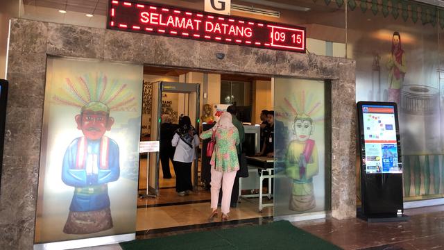 Sejumlah PNS Balai Kota DKI Jakarta terburu-buru masuk kantor usai mengantar anak pada hari pertama sekolah. (Liputan6.com/Delvira Hutabarat)