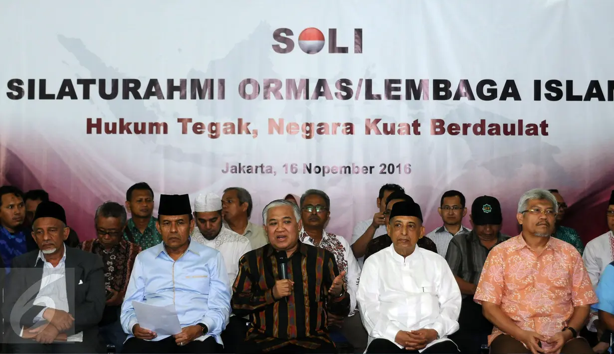 Din Syamsuddin (tengah) memberi pernyataan terkait ditetapkannya Basuki Tjahaja Purnama (Ahok) sebagai tersangka kasus penistaan agama, Jakarta, Rabu (16/11). Din mengajak umat Islam mengawal proses hukum tersebut. (Liputan6.com/Helmi Fithriansyah)