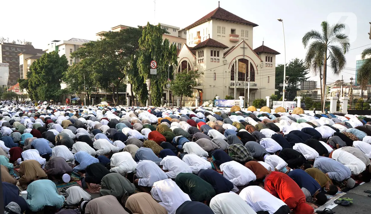 <p>Umat muslim saat menunaikan sholat Idul Fitri 1443 Hijriah di kawasan Jatinegara, Jakarta Timur, Senin (2/5/2022). Setelah sempat ditiadakan selama dua tahun akibat pandemi Covid-19, Simpang Jatinegara kembali digunakan warga untuk menggelar salat Idul Fitri. (merdeka.com/Iqbal S. Nugroho)</p>