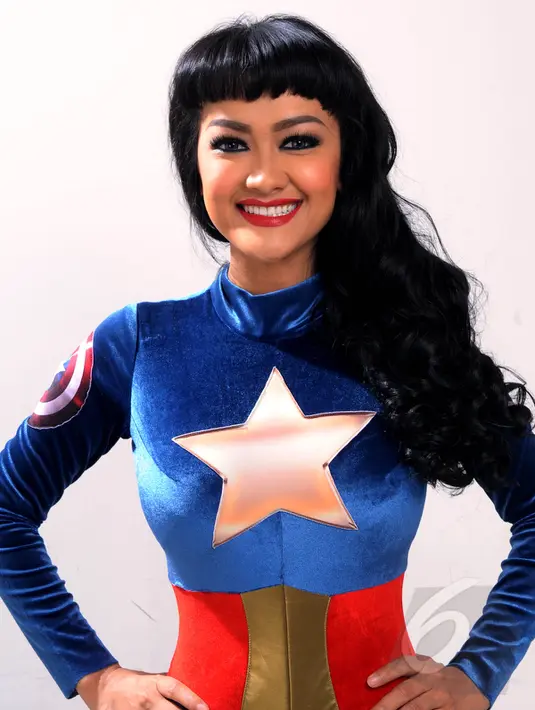 Julia Perez terlihat seksi dibalut kostum super woman bernuansa merah biru dengan gambar bintang di bagian dada saat sesi pemotretan di Jeruk, Jakarta, Selasa (5/5/2015). (Liputan6.com/Faisal R Syam) 