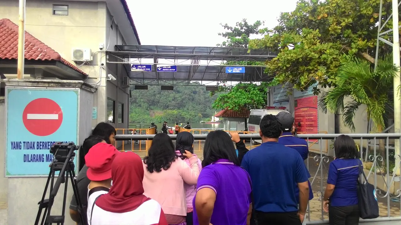 Mengintip Nusakambangan dari Balik Dermaga Wijaya Pura
