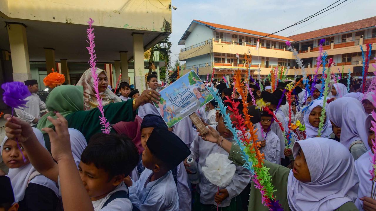 FOTO: Meriah! Siswa Merayakan Hari Santri dengan Doa dan Pawai Kebersamaan