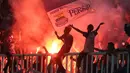 Bobotoh menyalakan flare usai laga PS TNI vs Persib Bandung di Stadion Pakansari, Bogor, Minggu (21/8/2016). (Bola.com/Nicklas Hanoatubun)