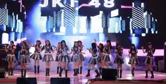 JKT48 tampil menghibur dalam acara Meikarta Music Festival. Idol group itu tampil sebagai penutup acara malam minggu. Sebelumnya, acara tersebut di ramaikan Nania dan Tata Janeeta. (Nurwahyunan/Bintang.com)