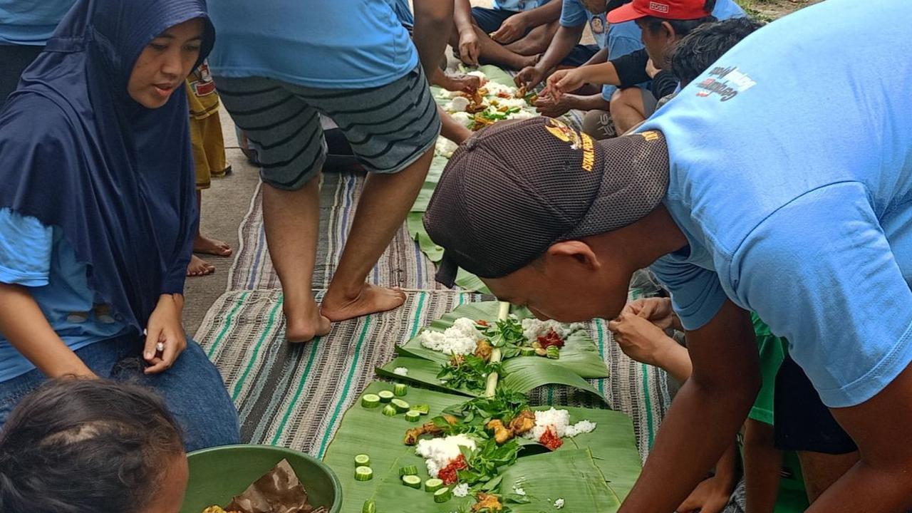 Papajar menjadi ajang silaturahmi, sekaligus saling berbagi antar warga yang tengah menantikan bulan Ramadan.<br><br>(Foto: Merdeka.com)