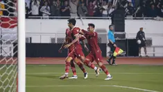 Pemian Timnas Indonesia merayakan gol yang dicetak gelandang Marselino Ferdinan ke gawang Filipina dalam laga grup A Piala AFF 2022 di Stadion Rizal Memorial, Manila, Filipina, Senin (2/1/2023). Indonesia menang tipis atas Filipina dengan skor 2-1 dan lolos ke semifinal dengan status runner up menemani Thailand sebagai juara grup A. (Foto: Dok PSSI)