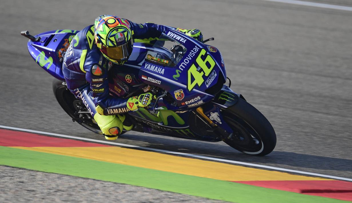 Pebalap Movistar Yamaha, Valentino Rossi, mengikuti sesi latihan bebas ketiga MotoGP Aragon, Sabtu (23/9/2017). Setelah dinyatakan pulih, pebalap asal Italia itu siap untuk tampil pada balapan MotoGP Aragon, Minggu (24/9/2017). (AFP/Javier Soriano)
