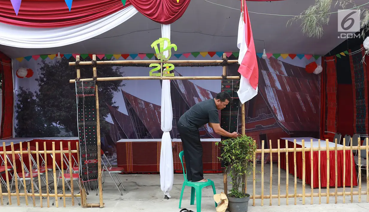 Warga menyelesaikan pembuatan tempat pemungutan suara (TPS) di Kampoeng Pemilu Nusantara, Depok, Jawa Barat, Selasa (16/4). Panitia dan warga membuat TPS bernuansa kampung nusantara untuk membuat masyarakat tertarik menggunakan hak pilihnya pada Pemilu 2019. (Liputan6.com/Immanuel Antonius)