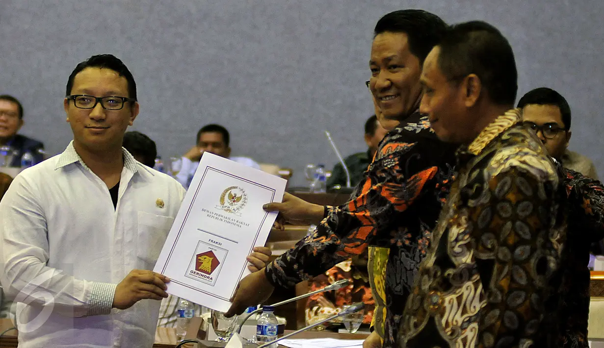 Ketua Badan Legislasi DPR Supratman Andi Agtas (kedua kanan) menerima pandangan F-Gerindra yang dalam rapat pleno mengenai kelanjutan revisi UU KPK di Senayan, Jakarta, Rabu (10/2/2016). Gerindra tegas menolak revisi UU KPK (Liputan6.com/Johan Tallo)