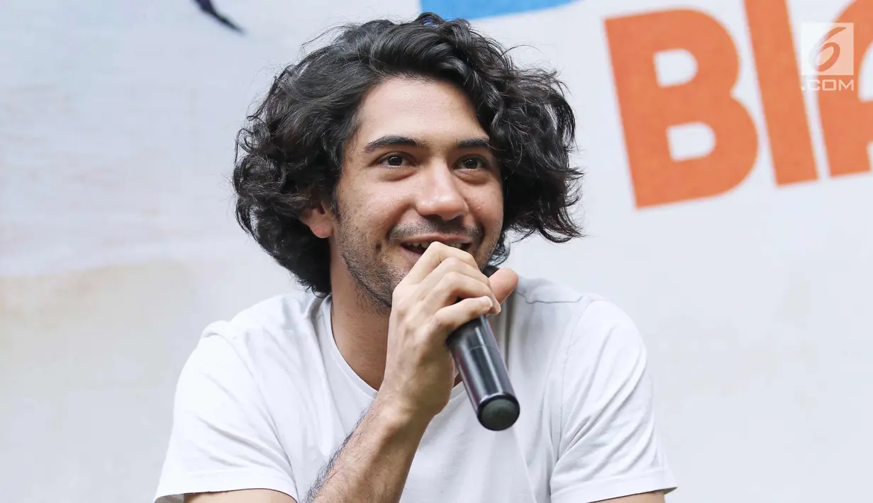 Aktor Reza Rahadian memberikan keterangan saat jumpa pers poster film Benyamin Biang kerok di kawasan Duren Tiga, Jakarta, Sabtu (4/11). Film ini akan digarap kembali secara milenia. (Liputan6.com/Herman Zakharia)