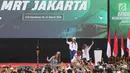 Sejumlah selebriti berswafoto bersama warga jelang peresmian pengoperasian Moda Raya Terpadu Jakarta fase 1 di Kawasan Bundaran HI, Jakarta, Minggu (24/3). Peresmian dilakukan oleh Presiden Joko Widodo, Gubernur DKI Jakarta, Anies Baswedan serta pihak terkait. (Liputan6.com/Helmi Fithriansyah)