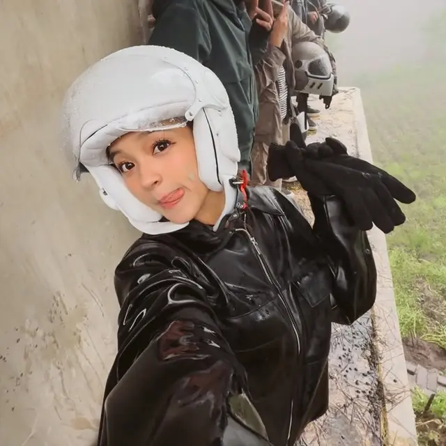 Elsa Japasal Tampil dengan Mode Cute Masculine Saat Motoran dengan Ariel NOAH hingga Raffi Ahmad