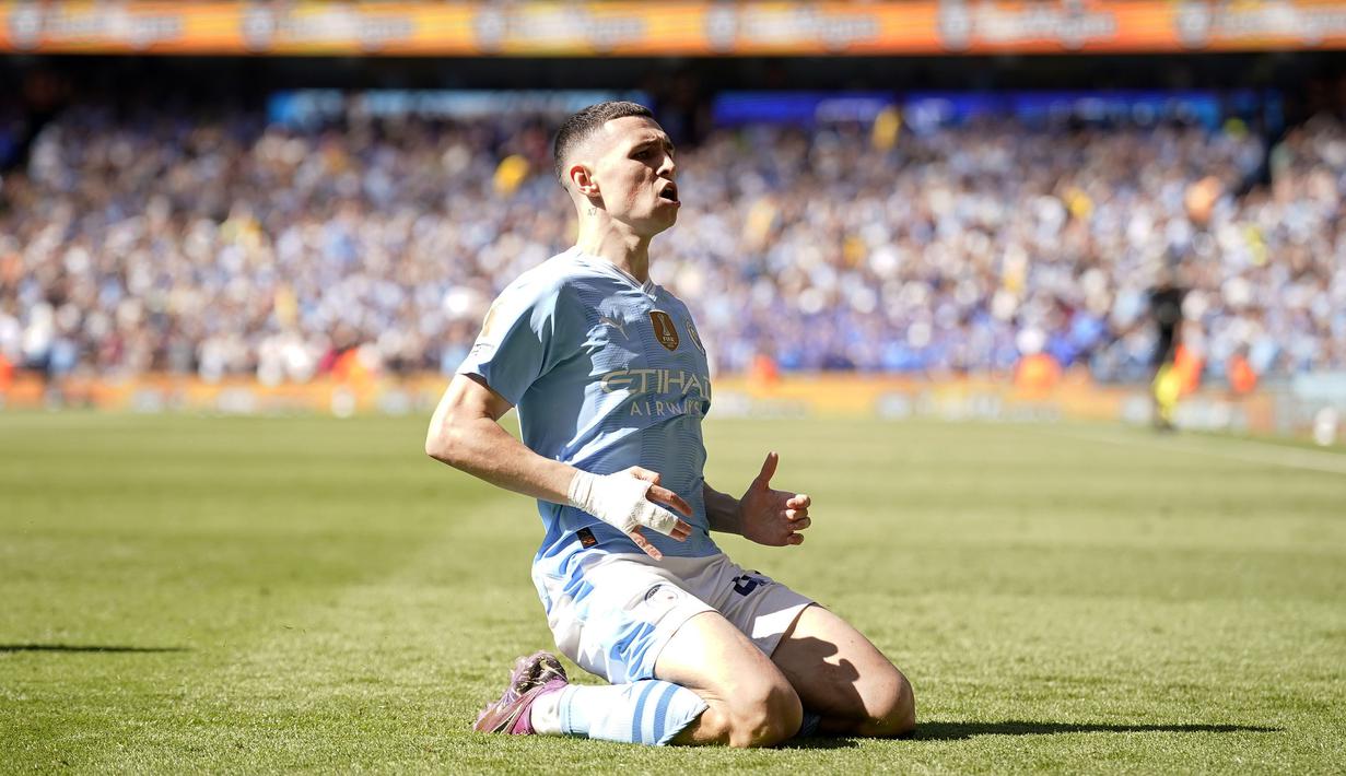Selebrasi gelandang Manchester City, Phil Foden setelah mencetak gol pertama timnya ke gawang West Ham United pada laga pekan terakhir Liga Inggris 2023/2024 di Etihad Stadium, Manchester, Minggu (19/5/2024). (AP Photo/Dave Thompson)