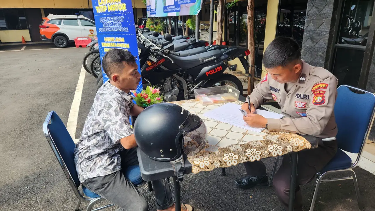 Salah seorang warga menitipkan kendaraan bermotor di Polres Metro Depok.