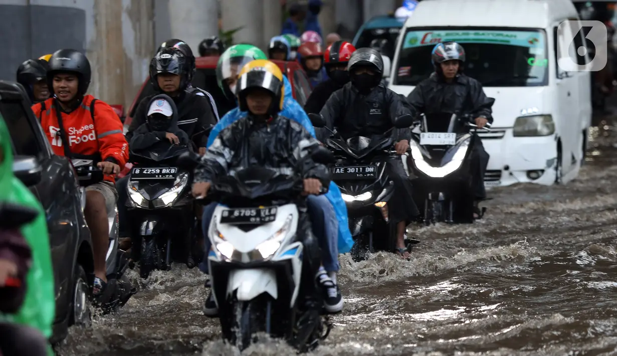 Diduga saluran pembuangan air tidak lancar menjadi penyebab banjir di kawasan tersebut setiap kali turun hujan deras.(Liputan6.com/Johan Tallo)
