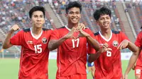 Selebrasi striker Timnas Indonesia U-22, Irfan Jauhari (tengah) setelah mencetak gol kedua Timnas Indonesia U-22 ke gawang Filipina pada laga pertama Grup A SEA Games 2023 di Olympic Stadium, Phnom Penh, Kamboja, Sabtu (29/4/2023). (Bola.com/Abdul Aziz)