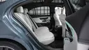 Dimensi yang membesar tentunya menjamin kelegaan ruang yang lebih di bagian dalam. E-Class selalu memberikan ruangan paling luas di kelasnya. Kemungkinan hal itu tidak menjadi pengecualian untuk generasi yang akan datang ini. (Source: caranddriver.com)