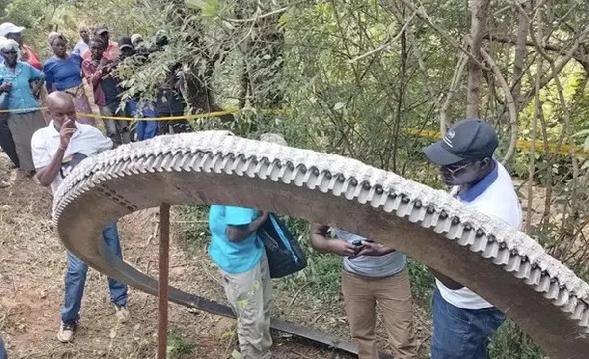 Misteri Cincin Logam Raksasa Seberat 500 Kg Jatuh di Kenya, Puing Roket dari Luar Angkasa?