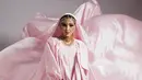 Di sebuah photoshoot lainnya, Ashanty bahkan menjelma menjadi princess arabia. Ia mengenakan sebuah gaun megah berwarna pink dengan head piece emas yang menutupi wajahnya, hingga ke leher. [Foto: Instagram/ashanty_ash]