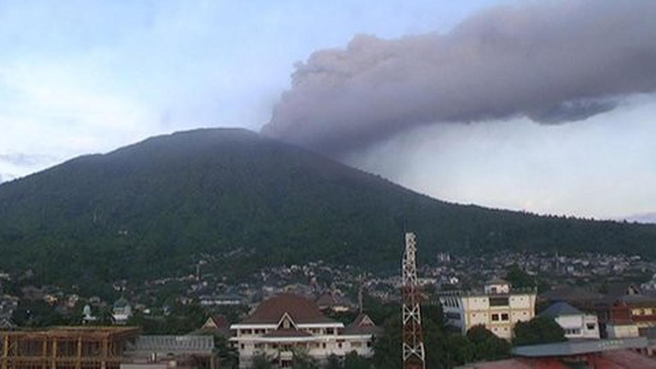Gunung Gamalama masih erupsi, ratusan bocah terpaksa tidak sekolah