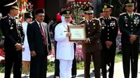 Wali Kota Surabaya Tri Rismaharini memberi penghargaan kepada 13 jajaran Kejaksaan Tinggi (Kejati) Jawa Timur. (Foto: Liputan6.com/Dian Kurniawan)