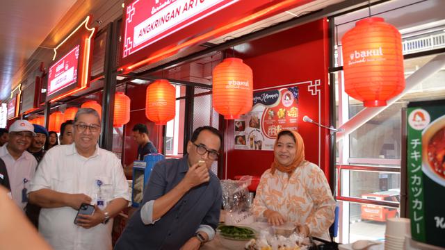 Menteri Perhubungan Budi Karya Sumadi meninjau Stasiun Kereta Cepat Whoosh Halim di Jakarta, Minggu (19/11/2023). (Dok Kemenhub)