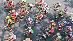 Sejumlah pebalap sepeda memacu sepedanya ketika melewati tanjakan Gombel pada &quot;Speedy Tour de Indonesia&quot; 2011 etape V di Semarang, Jateng, Kamis (6/10). (Antarafoto)