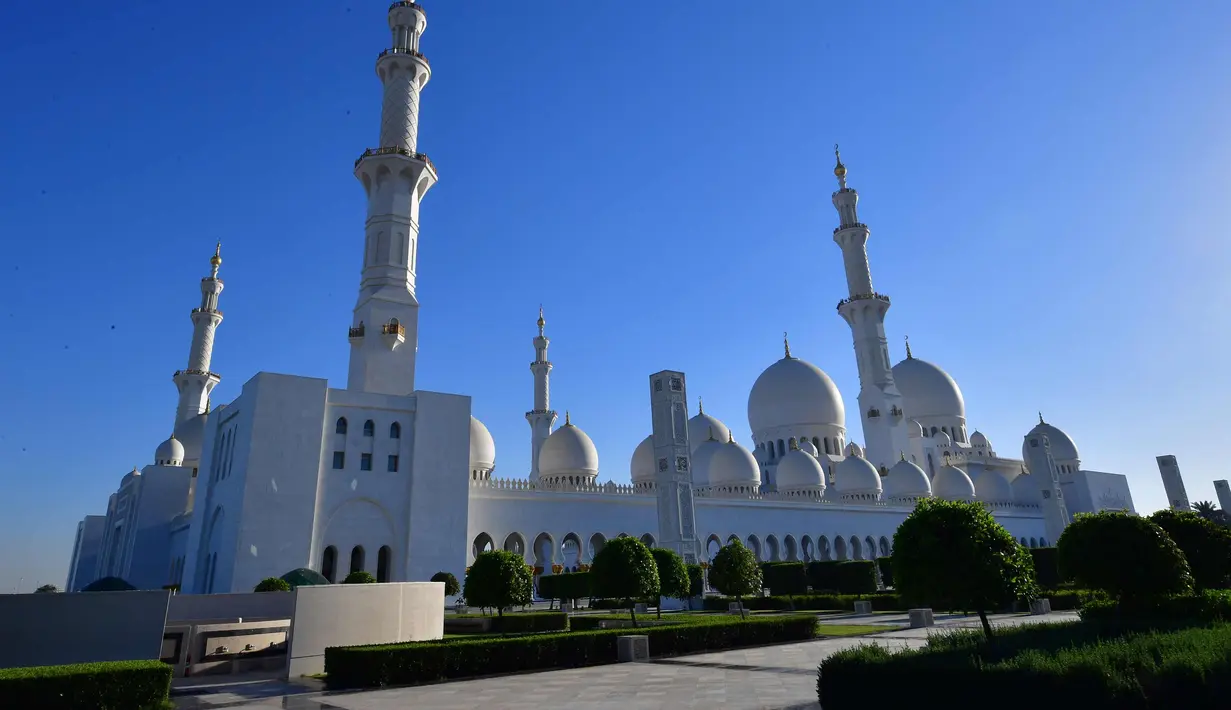 Suasana luar Masjid Agung Sheikh Zayed di ibukota UEA Abu Dhabi (15/3). Sheikh Zayed bin Sultan Al Nahyan merupakan tokoh nasional Uni Emirat Arab sekaligus pendiri Negara Uni Emirat Arab. (AFP Photo/Giuseppe Cacace)