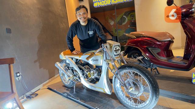 Vulla Hendrata bersama Karya Modifikasi Honda Stylo bernama Arjuna (Source: Nurrohman Sidiq)