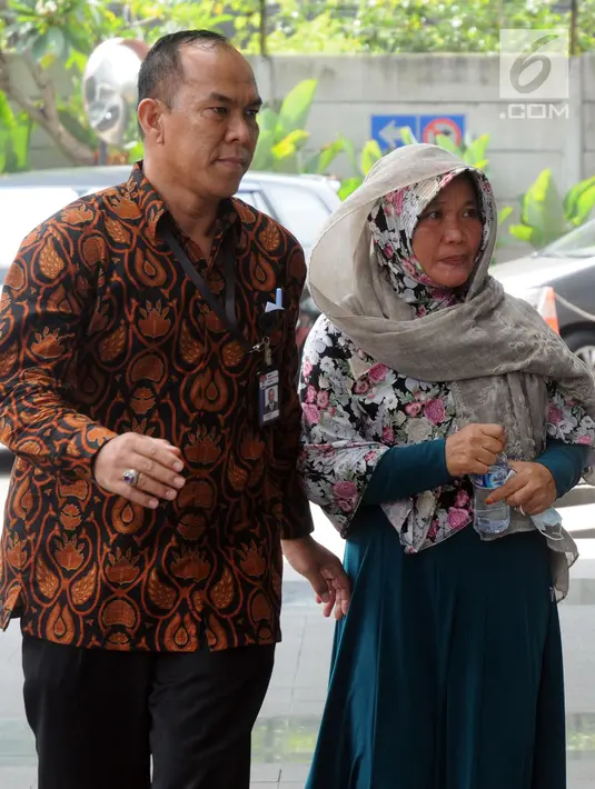 Kasi Dinkes Bengkulu Selatan Wati saat tiba di Gedung KPK, Jakarta, Rabu (16/5). KPK mengamankan uang Rp 100 juta dalam OTT di rumah pribadi Bupati Bengkulu Selatan Dirwan Mahmud. (Merdeka.com/Dwi Narwoko)