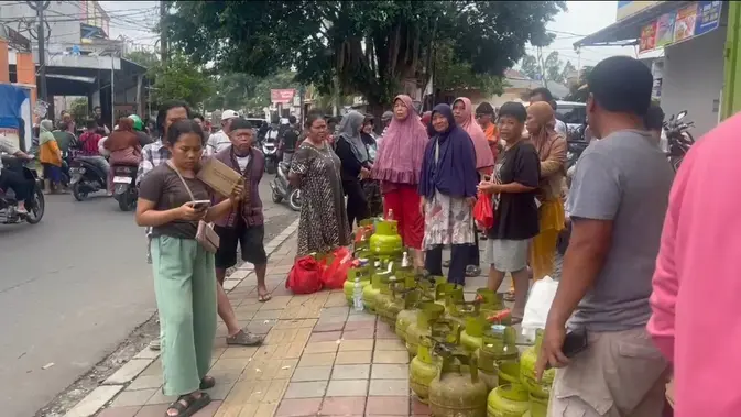 Antrean Mengular, Warga Tangerang Rela Berjam-jam Demi Gas 3 Kg