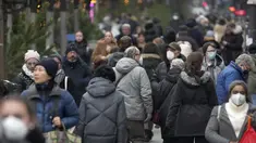 Orang-orang memadati jalan perbelanjaan di Berlin, Jerman, Selasa (21/12/2021). Para pemimpin Jerman akan memutuskan pembatasan baru, yang kemungkinan dilakukan setelah Natal, yang bertujuan memperlambat penyebaran Covid-19 varian baru omicron. (AP Photo/Michael Sohn)