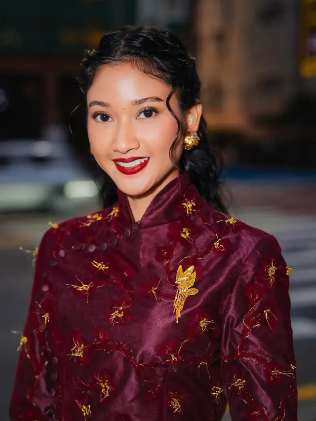 Claresta Taufan kenakan aksesori Tulola di Busan Internasional Film Festival. [@armanfebryan]