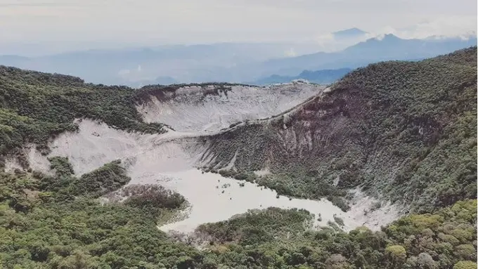 foto dari jauh tangkuban perahu