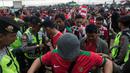 Puluhan ribu warga tertib antri untuk mendukung Timnas Indonesia yang akan bertanding melawan Vietnam di Stadion Pakansari, Jawa Barat, Sabtu (3/12/2016). (Bola.com/Vitalis Yogi Trisna)
