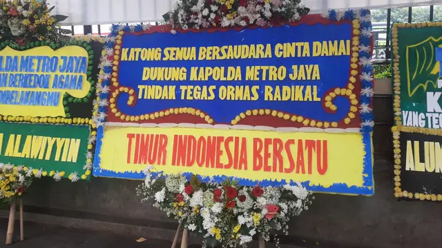 Karangan bunga dukungan tindak pelanggar protokol kesehatan Covid-19 memenuhi halaman Mapolda Metro Jaya, Senin (23/11/2020).