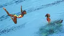 Tim Indonesia beraksi pada ajang final renang indah free routine SEA Games 2017 di National Aquatics centre, Kuala Lumpur, (20/8/2017). (AFP/Manan Vatsyayana)