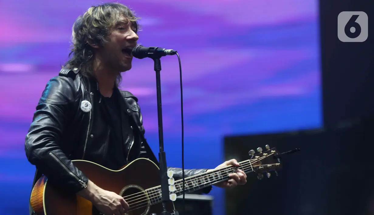 Vokalis Grup musik Plain White T's Tom Higgenson saat tampil memeriahkan Soundrenaline di Allianz Ecopark, Ancol, Jakarta Utara, Sabtu (26/11/2022). Plain White T's tampil memeriahkan Soundrenaline 2022 dengan membawakan lagu berjudul The Giving Tree, Hey There Delilah, dan 1,2,3,4. (Liputan6.com/Herman Zakharia)