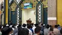 Cak Imin menjadi khatib sholat Jumat di Masjid Al Fathu Soreang, Bandung, Jawa Barat, Jumat (15/9/2023). (Liputan6.com/ Nanda Perdana Putra)