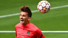 Gelandang Atletico Madrid, Antoine Griezmann menyundul bola selama sesi latihan di stadion Wanda Metropolitano di Madrid, Selasa (14/9/2021). Atletico Madrid akan menjamu FC Porto di laga pembuka fase Grup B Liga Champions 2021-2022 pada Kamis dini hari, 16 September. (GABRIEL BOUYS/AFP)
