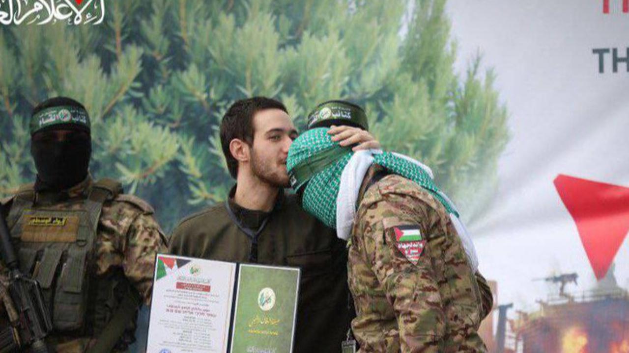 tawanan tentara israel mencium kening pejuang hamas