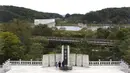 Pengunjung Korea Selatan memberikan penghormatan kepada leluhur mereka di Korea Utara saat merayakan Chuseok dekat perbatasan dengan Korea Utara di Paviliun Imjingak, Paju, Selatan Korea, Kamis (1/10/2020). (AP Photo/Ahn Young-joon)